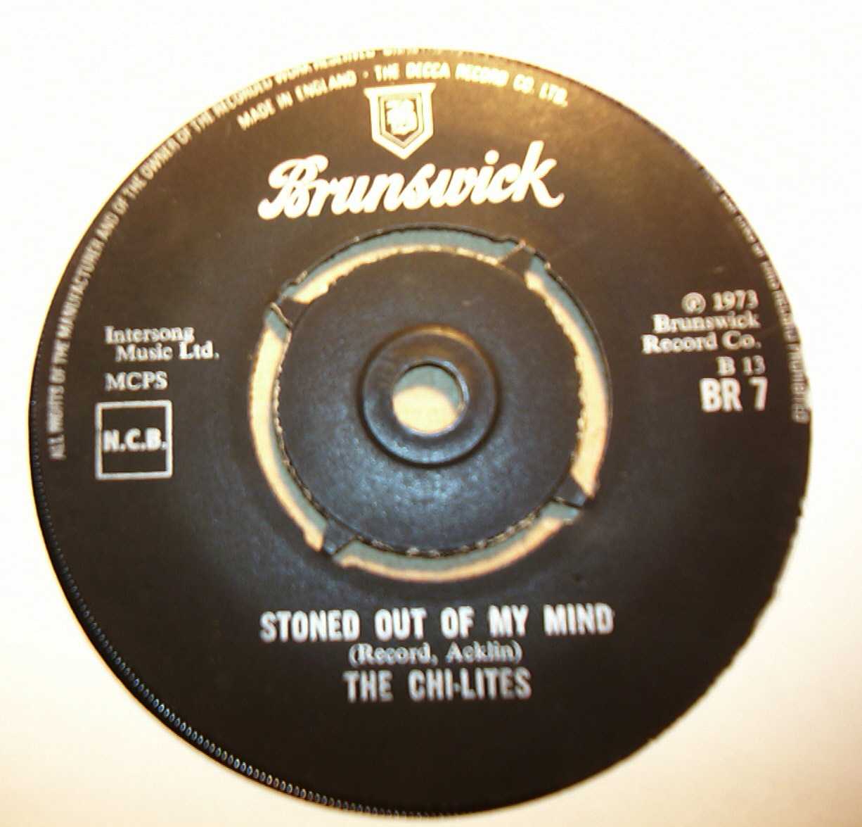 CHI-LITES — STONED OUT OF MY MIND / SOMEONE ELSES ARMS record label scan