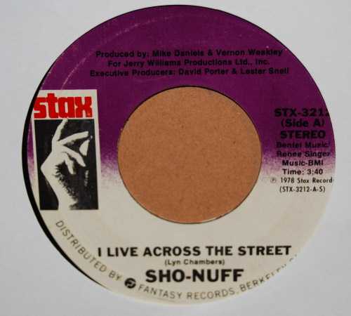 SHO NUFF — I LIVE ACROSS THE STREET / STEPPIN' OUT record label scan