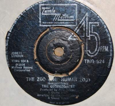 COMMODORES — ZOO / I'M LOOKING FOR LOVE record label scan