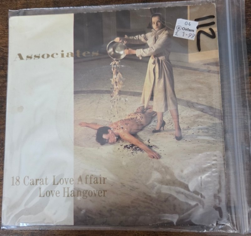 ASSOCIATES — 18 CARAT LOVE AFFAIR / LOVE HANGOVER record label scan