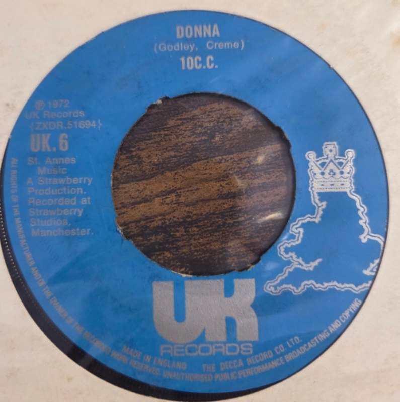 10 C.C. — DONNA / HOT SUN ROCK record label scan