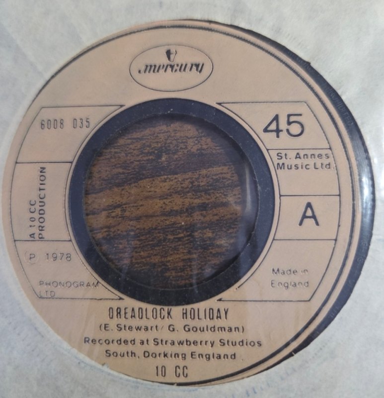 10 C.C. — DREADLOCK HOLIDAY / NOTHING CAN MOVE ME record label scan