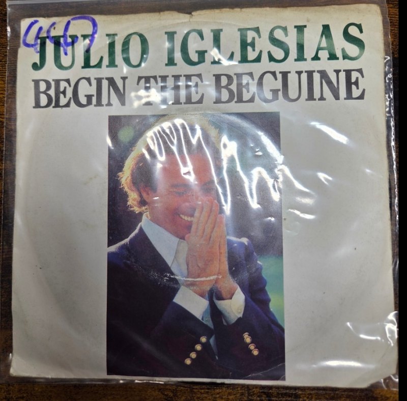 JULIO IGLESIAS — BEGIN THE BEGUINE / DE NINA A MUJER record label scan