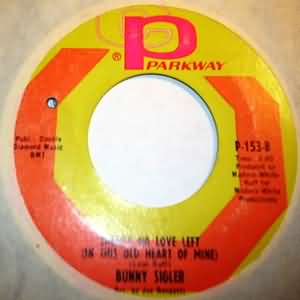 BUNNY SIGLER — THERE'S NO LOVE LEFT / LET THE GOOD TIMES ROLL AND FEEL GOOD record label scan