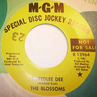 BLOSSOMS TWEEDLEE DEE / YOU GOT ME HUMMIN
